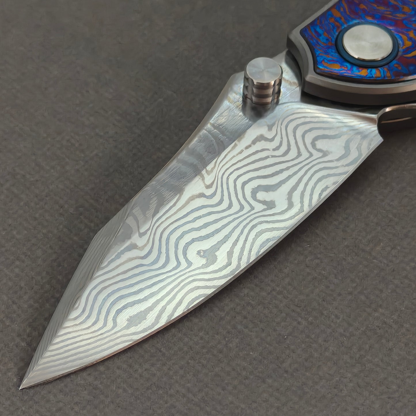 VORIXN KB031 non-clip side blade detail showing the Damascus blade pattern.