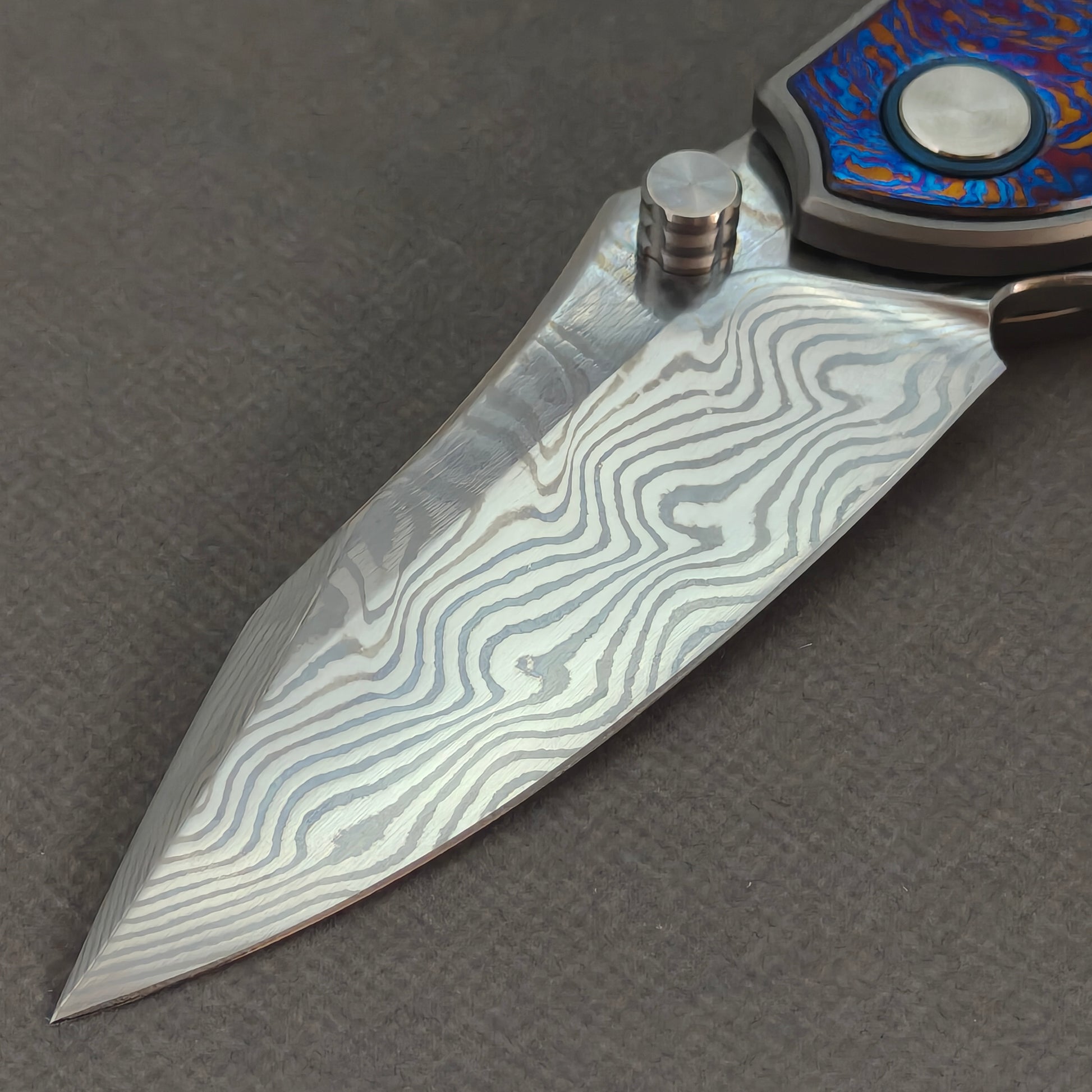 VORIXN KB031 non-clip side blade detail showing the Damascus blade pattern.