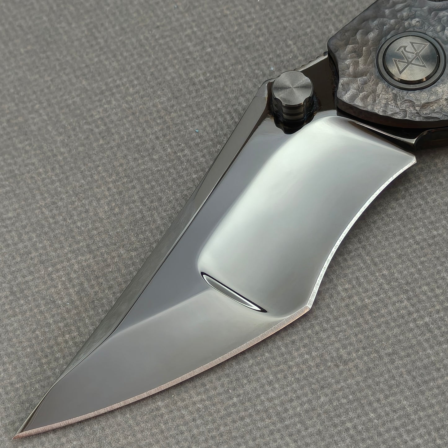 VORIXN „Skull Eclipse“ Flipper & Daumenpin Messer mit titanbeschichtetem, graviertem und eloxiertem Griff (10,2 cm 10Cr15CoMoV Klinge) KB090