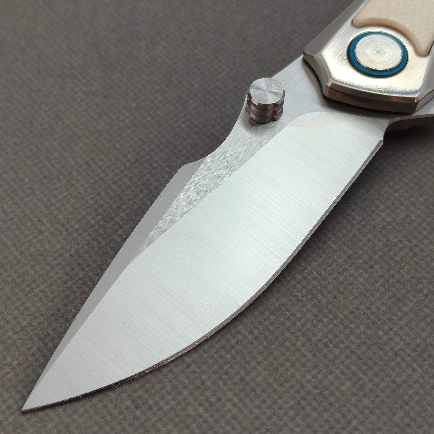 Vorixn "LUCENT" Flipper & Thumb Stud Messer mit Titan & technischem Mineralverbundgriff (9,1 cm 10Cr15CoMoV Klinge) KB044
