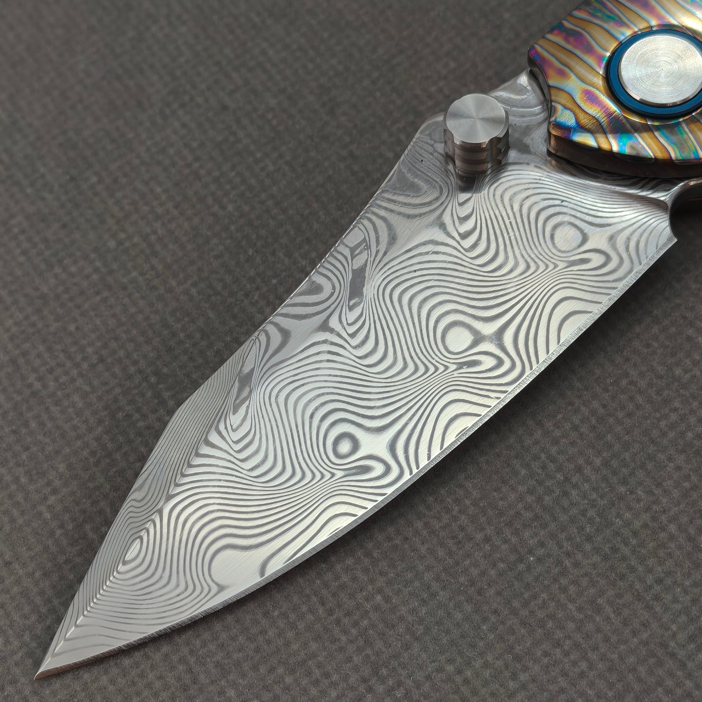 Vorixn "TitanFlame" Flipper- und Daumenpin-Messer mit flammendem Titangriff (3,6" Damaststahlklinge) KB029 