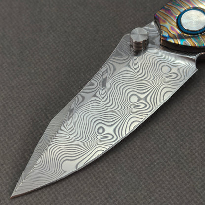 Vorixn "TitanFlame" Flipper- und Daumenpin-Messer mit flammendem Titangriff (3,6" Damaststahlklinge) KB029 