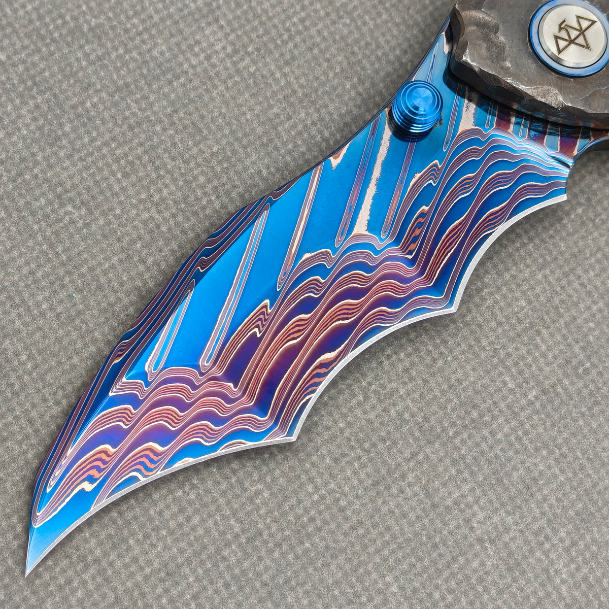 VORIXN Rexveil KB154 Folding Knife – blade detail showing Damascus steel pattern and edge.