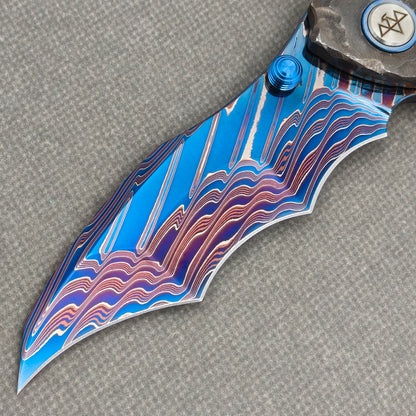 VORIXN Rexveil KB154 Folding Knife – blade detail showing Damascus steel pattern and edge.