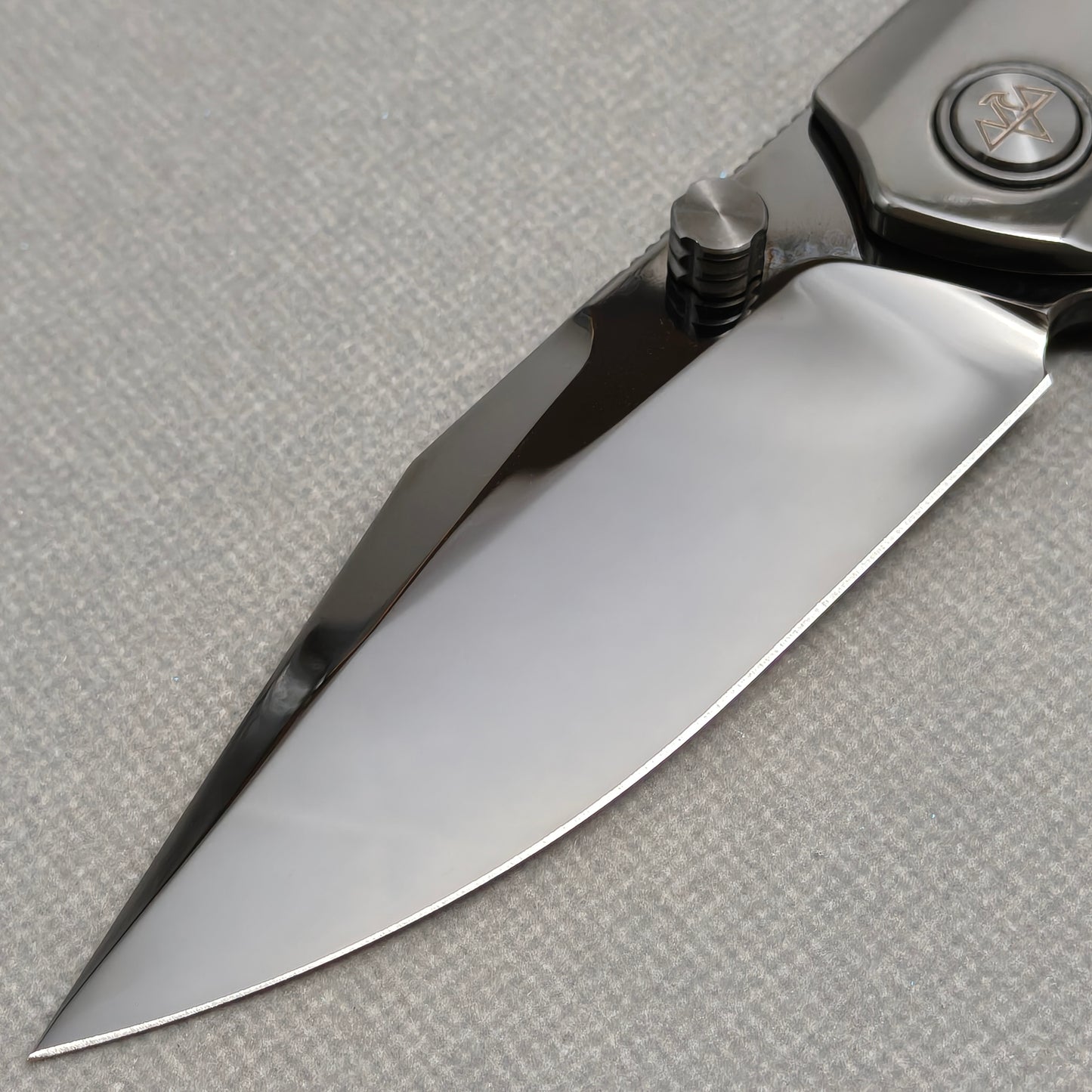 VORIXN „Obsidian Current“ Flipper- & Daumenpin-Messer, handgeflammter Zirkoniumgriff (9,7 cm M390 Klinge) KB087