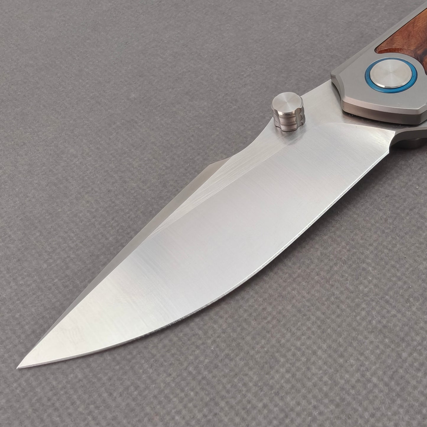 VORIXN KB040 non-clip side blade detail showing the 10Cr15CoMoV blade.