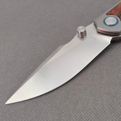 VORIXN KB040 non-clip side blade detail showing the 10Cr15CoMoV blade.
