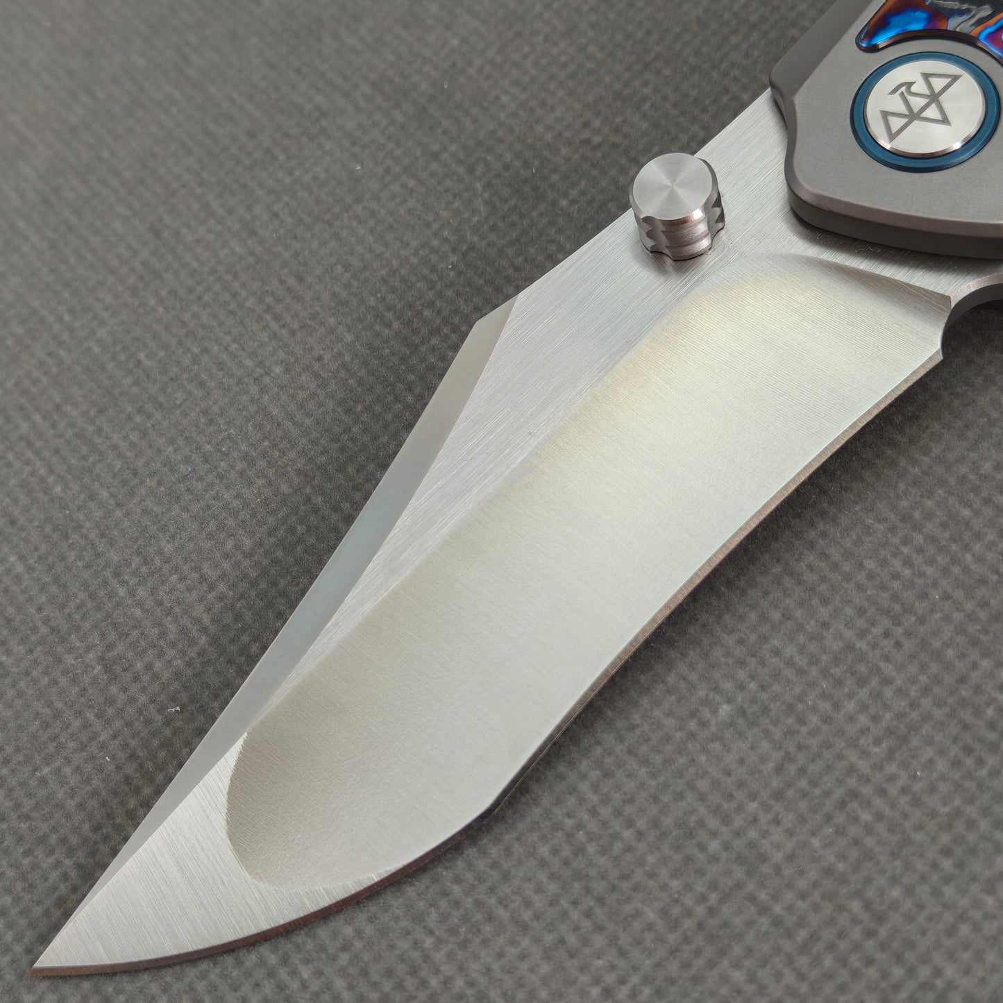 VORIXN KB030 Abyssal Folding Knife – blade detail showing 10Cr15CoMoV steel pattern and edge