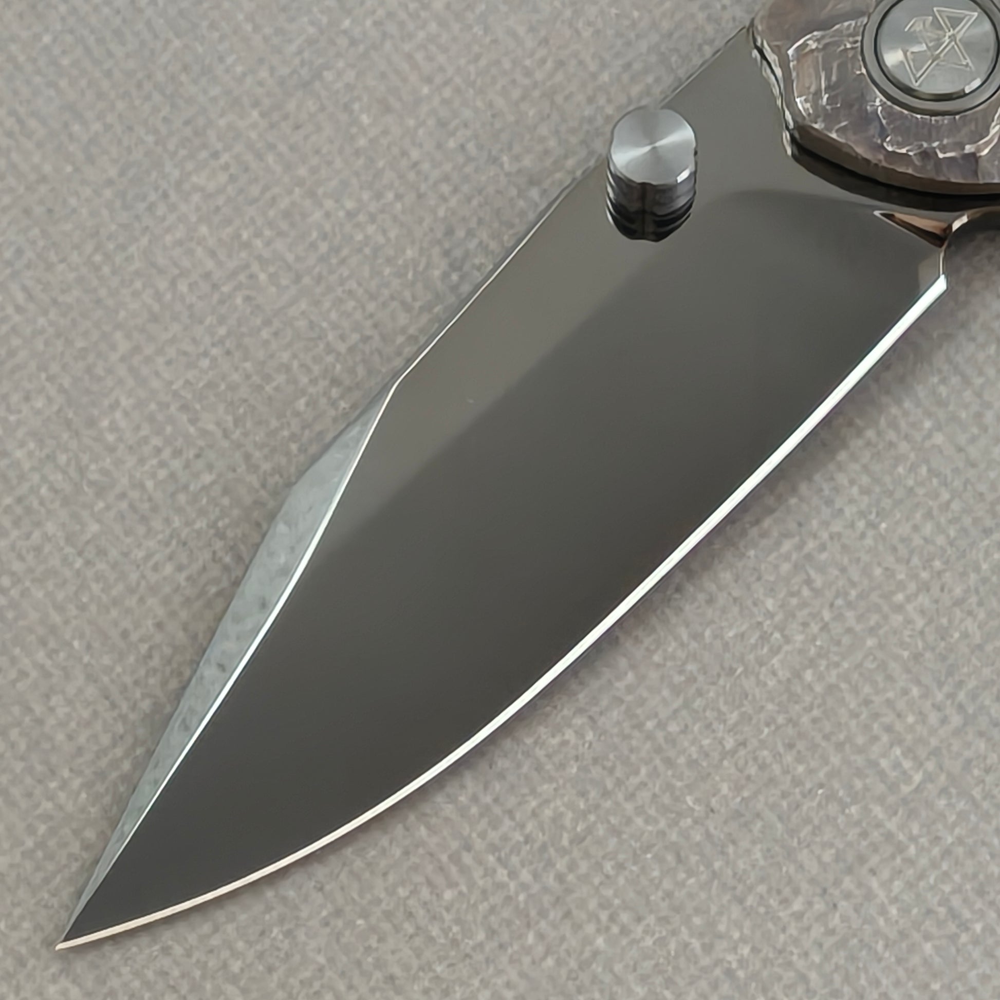 VORIXN Rex KB118 Folding Knife – blade detail showing M390 steel and edge