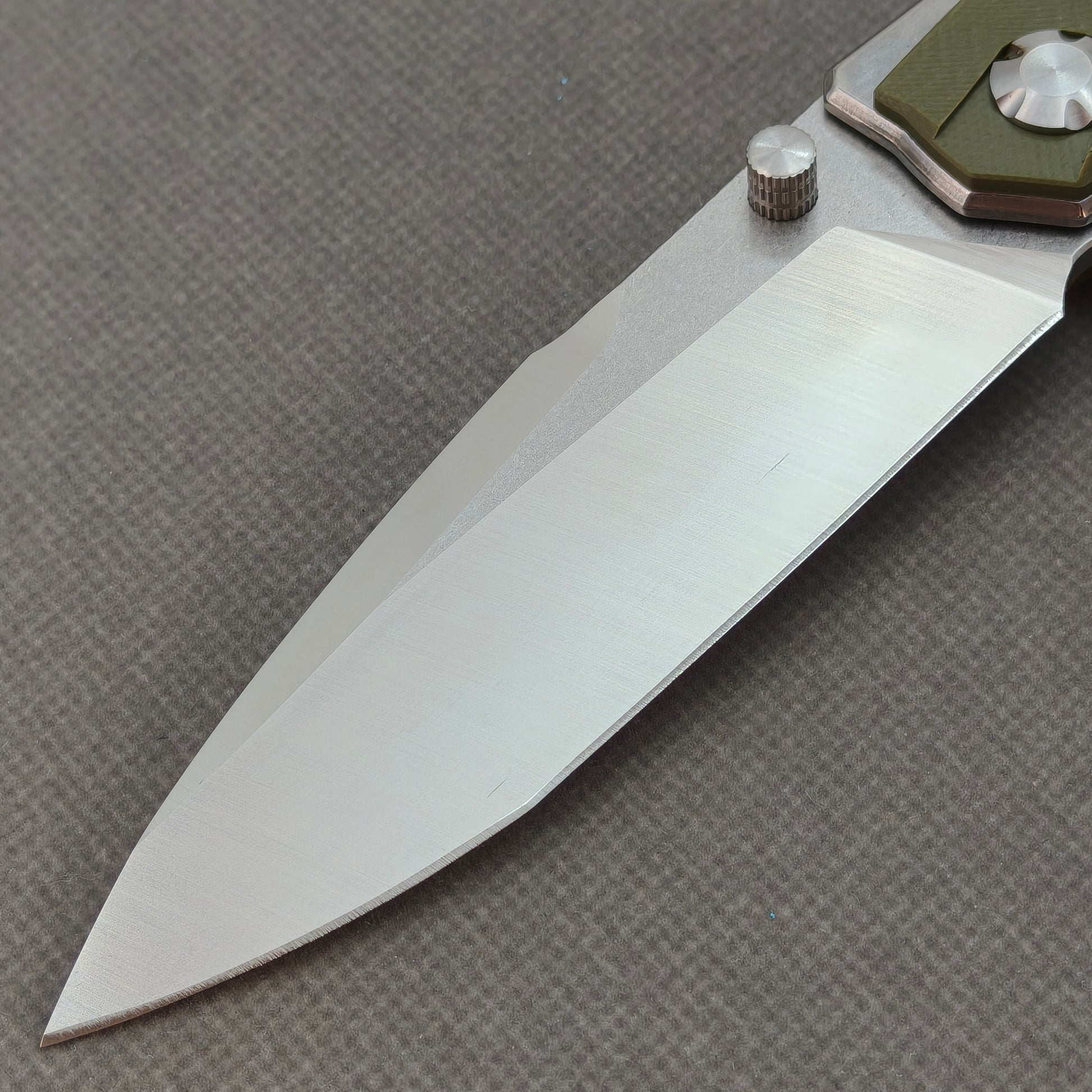 VORIXN KA007 non-clip side blade detail showing the 9Cr13 blade.
