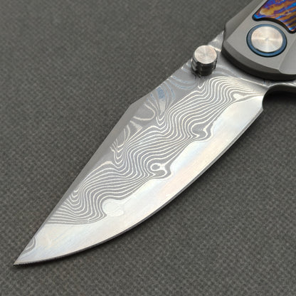 VORIXN KB019 non-clip side blade detail showing the Damascus blade pattern.