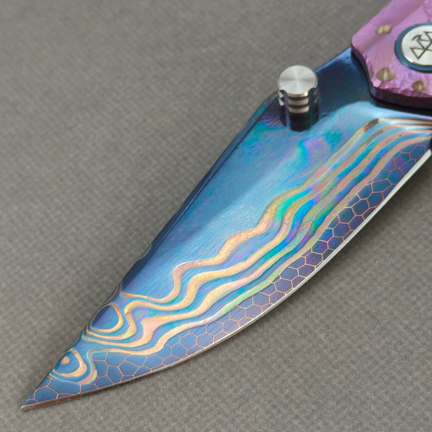Vorixn "Impact Origin" Flipper & Daumenpin-Messer, Titan-gravierter, anodisierter Griff (9,14 cm Damaststahlklinge) KB079