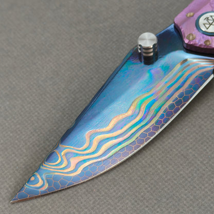 Vorixn "Impact Origin" Flipper & Daumenpin-Messer, Titan-gravierter, anodisierter Griff (9,14 cm Damaststahlklinge) KB079