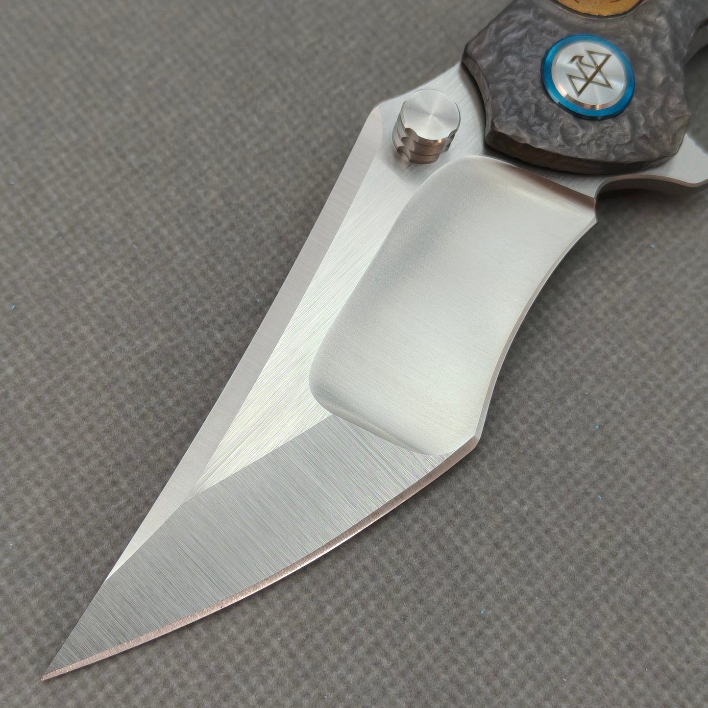 VORIXN „Skull Titanium“ Flipper- & Daumenpin-Messer, titangraviert, Griff mit eloxierter Farbgebung (4,0" 10Cr15CoMoV Klinge) KB006