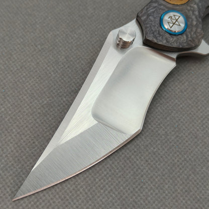 VORIXN „Skull Titanium“ Flipper- & Daumenpin-Messer, titangraviert, Griff mit eloxierter Farbgebung (4,0" 10Cr15CoMoV Klinge) KB006