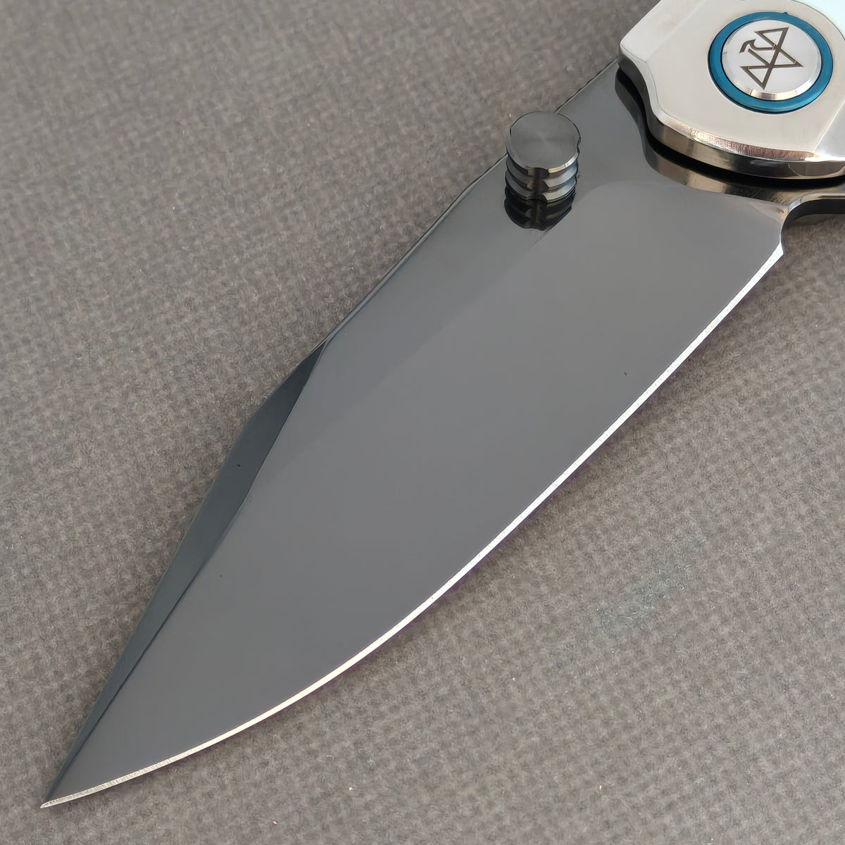 VORIXN Pearlcrest KB158 Folding Knife – blade detail showing dark blade surface, bright cutting edge, and thumb stud.
