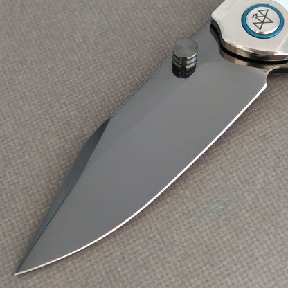 VORIXN Pearlcrest KB158 Folding Knife – blade detail showing dark blade surface, bright cutting edge, and thumb stud.