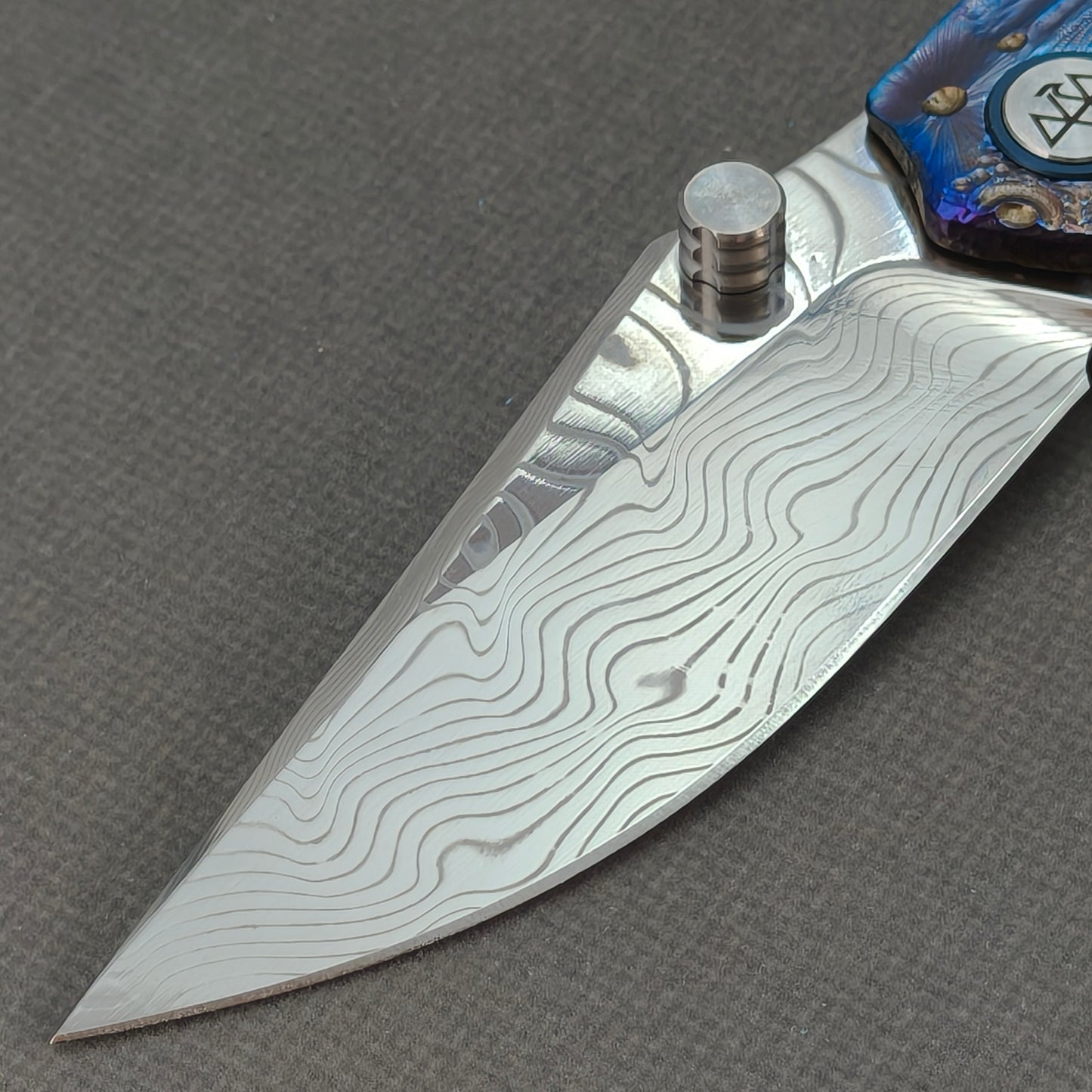Couteau à flipper et à goujon de pouce Vorixn « Impact Origin » Manche anodisé gravé en titane (Lame en acier Damas de 3,6") KB049