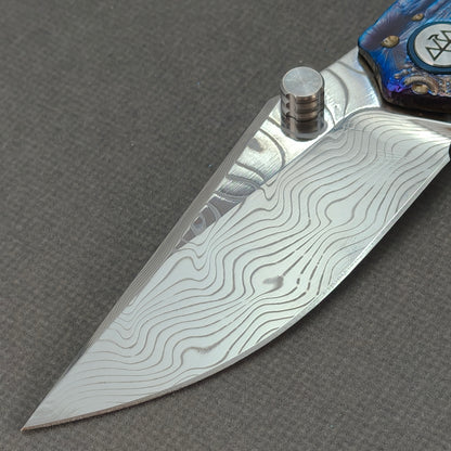 Couteau à flipper et à goujon de pouce Vorixn « Impact Origin » Manche anodisé gravé en titane (Lame en acier Damas de 3,6") KB049