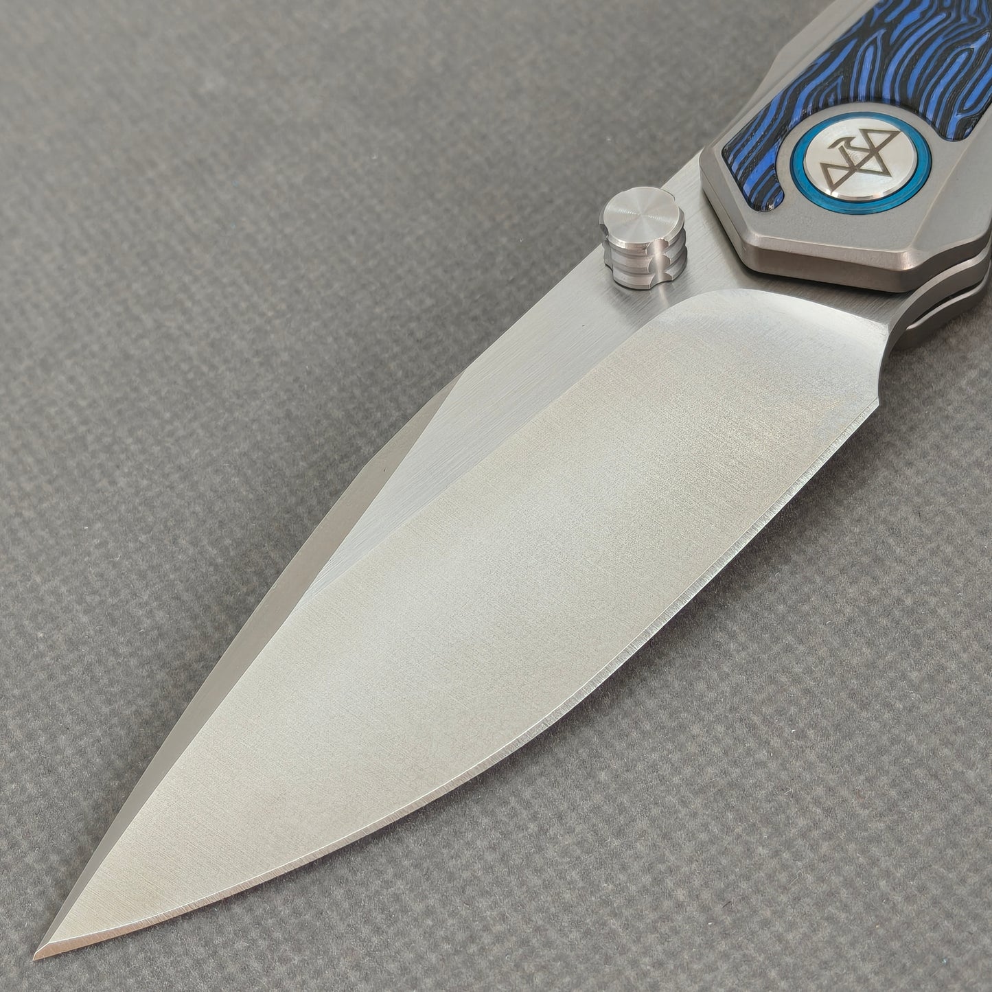 VORIXN KB005 non-clip side blade detail showing the 10Cr15CoMoV blade.