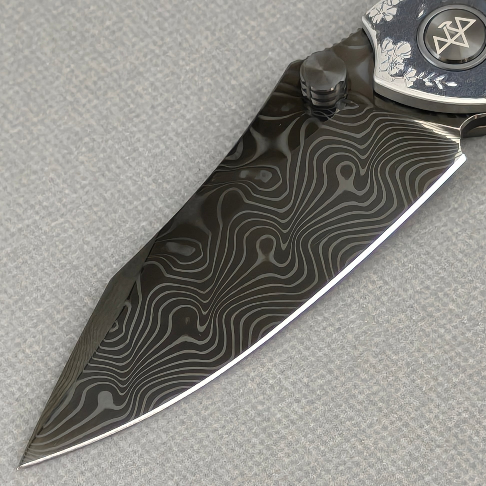 VORIXN Yokai KB106 Folding Knife – blade detail showing Damascus steel pattern and edge