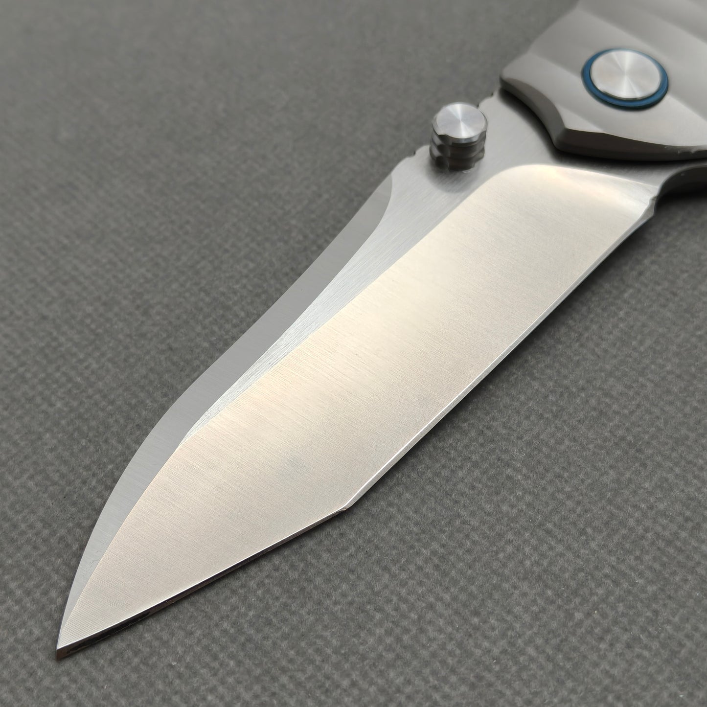 Couteau VORIXN "Longreach" avec ouverture flipper et double-molette, manche en titane (lame 10Cr15CoMoV de 4,1") KB002