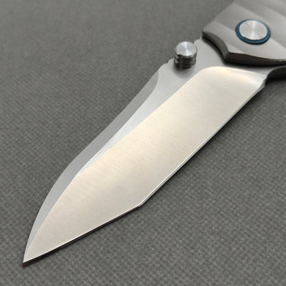 Couteau VORIXN "Longreach" avec ouverture flipper et double-molette, manche en titane (lame 10Cr15CoMoV de 4,1") KB002