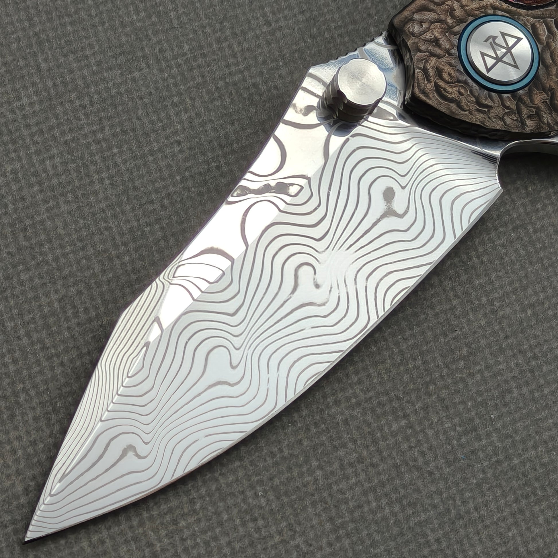 VORIXN KB096 non-clip side blade detail showing the Damascus blade pattern.