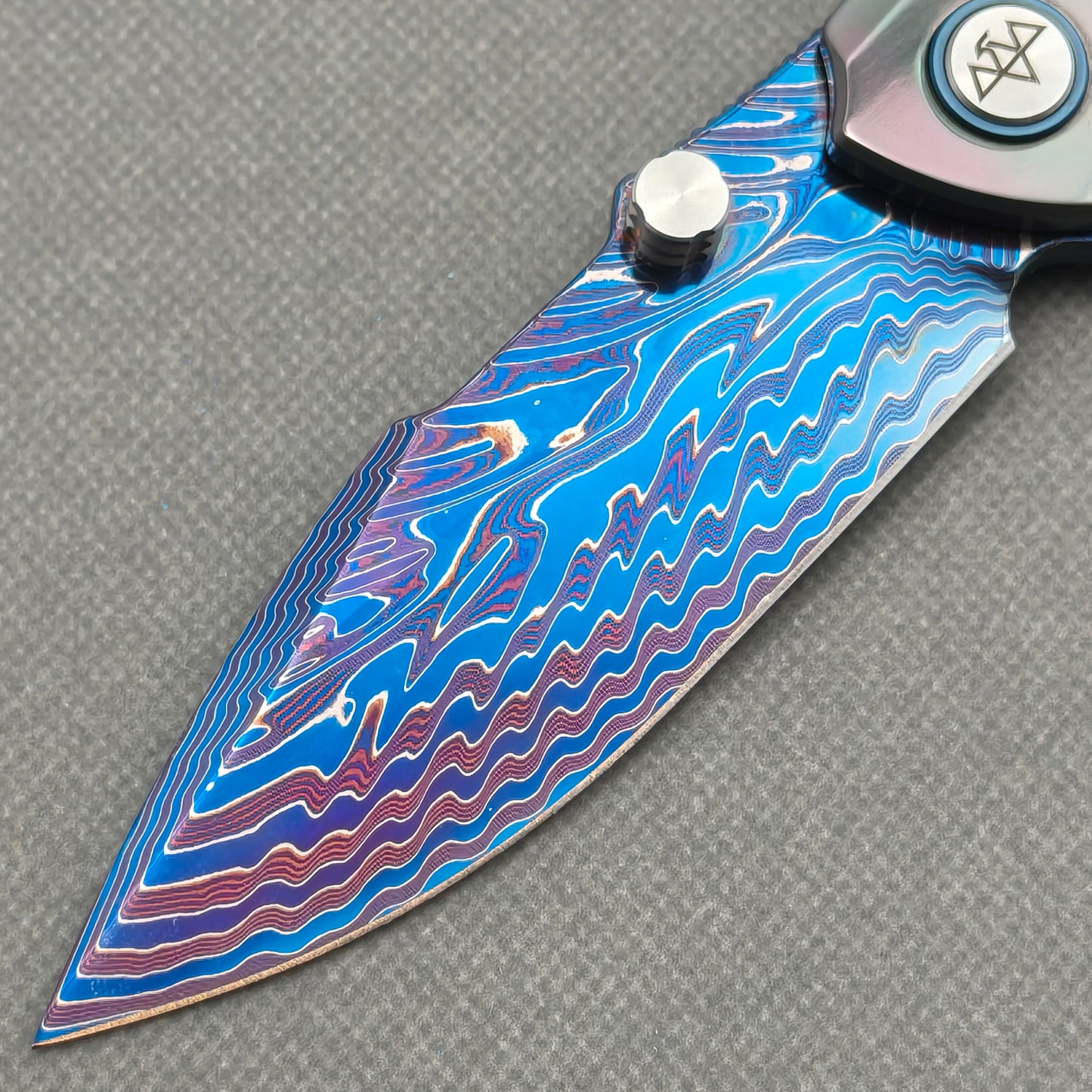 VORIXN Spectra KB127 Folding Knife – blade detail showing Damascus steel pattern and edge