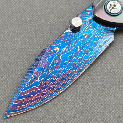 VORIXN Spectra KB127 Folding Knife – blade detail showing Damascus steel pattern and edge
