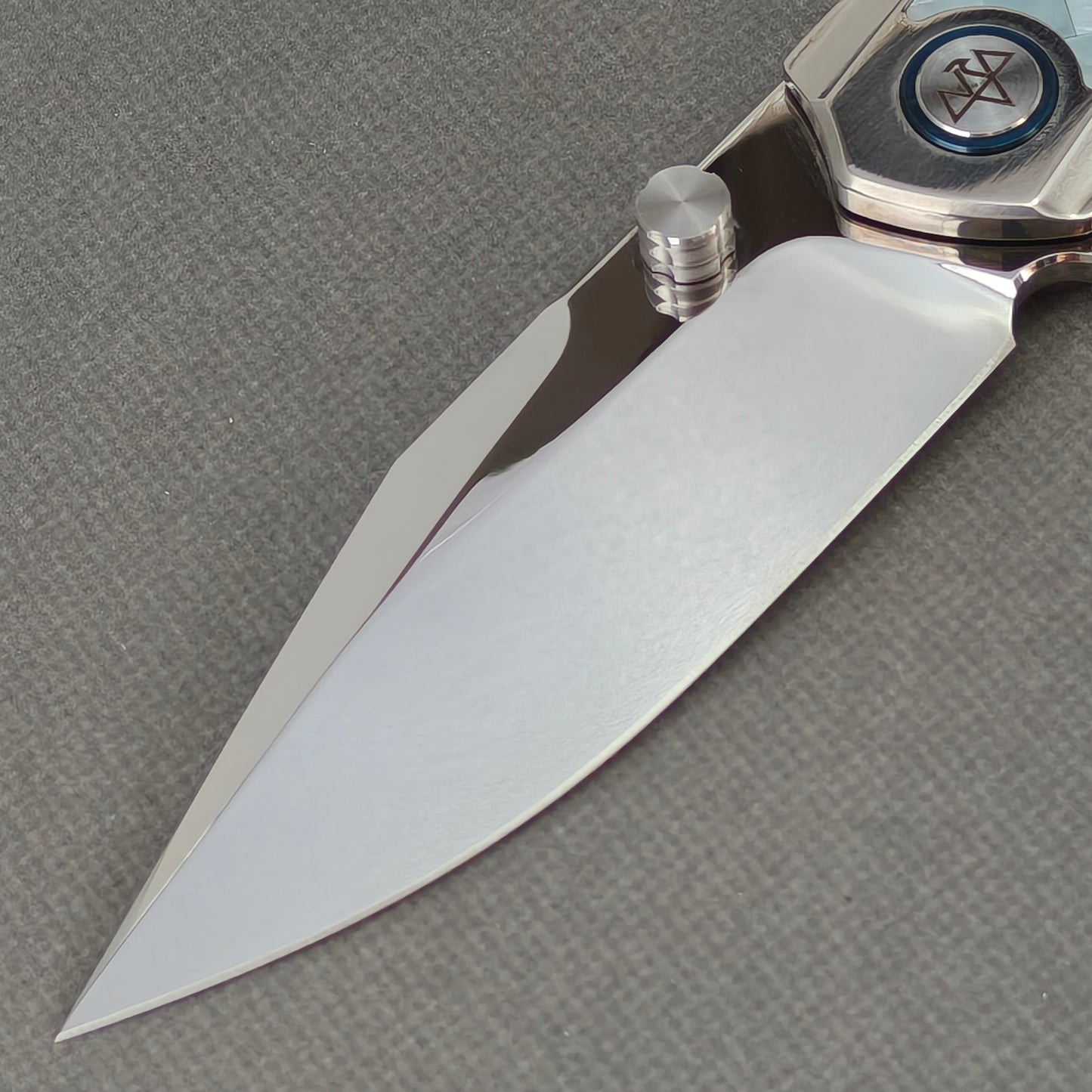 VORIXN "Ocean Mirage" Flipper & Daumenpin-Messer mit weißer Perlmutt-Einlage im Titan-Griff (9,7 cm M390 Klinge) KB092