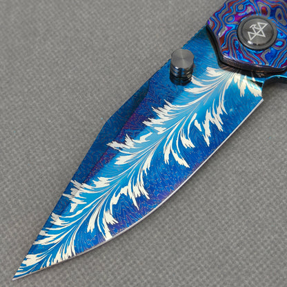 VORIXN KB082 Aurora Black Folding Knife – blade detail showing Feather Damascus pattern and edge