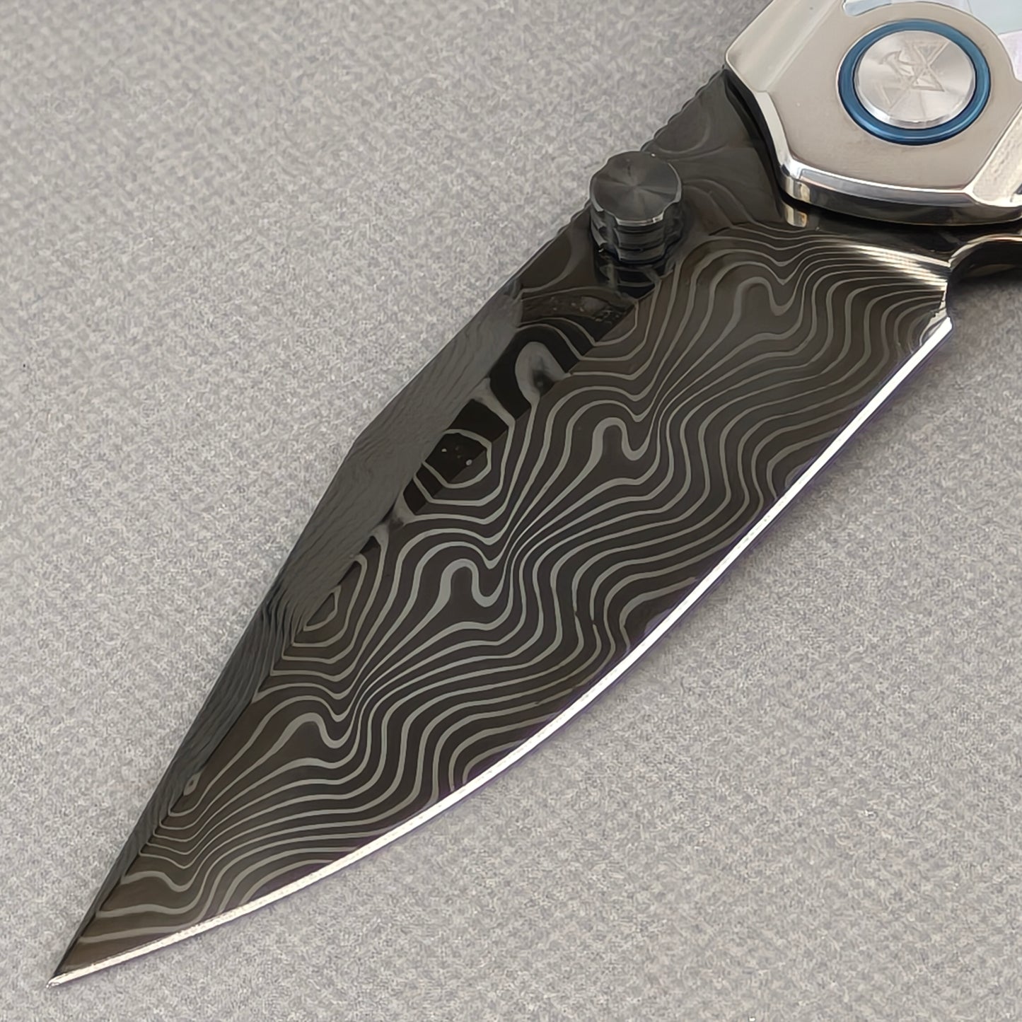 VORIXN Ocean Mirage KB104 Folding Knife – blade detail showing Damascus DLC-Coated steel pattern and edge