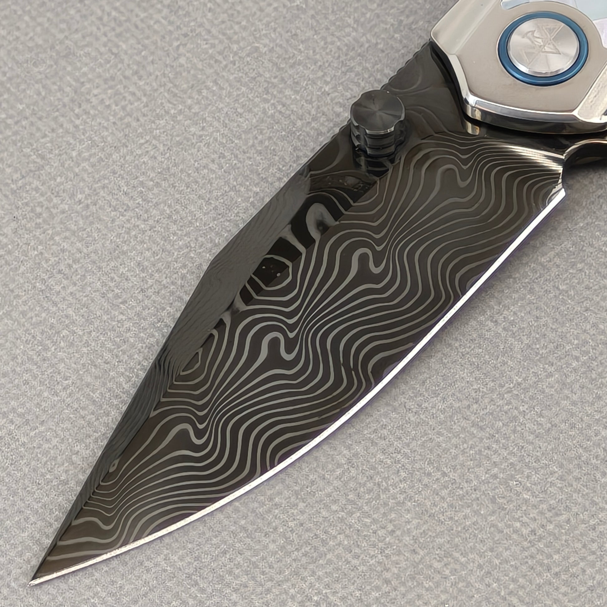 VORIXN Ocean Mirage KB104 Folding Knife – blade detail showing Damascus DLC-Coated steel pattern and edge