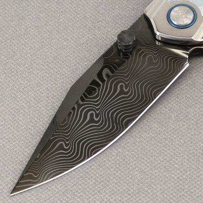 VORIXN Ocean Mirage KB104 Folding Knife – blade detail showing Damascus DLC-Coated steel pattern and edge