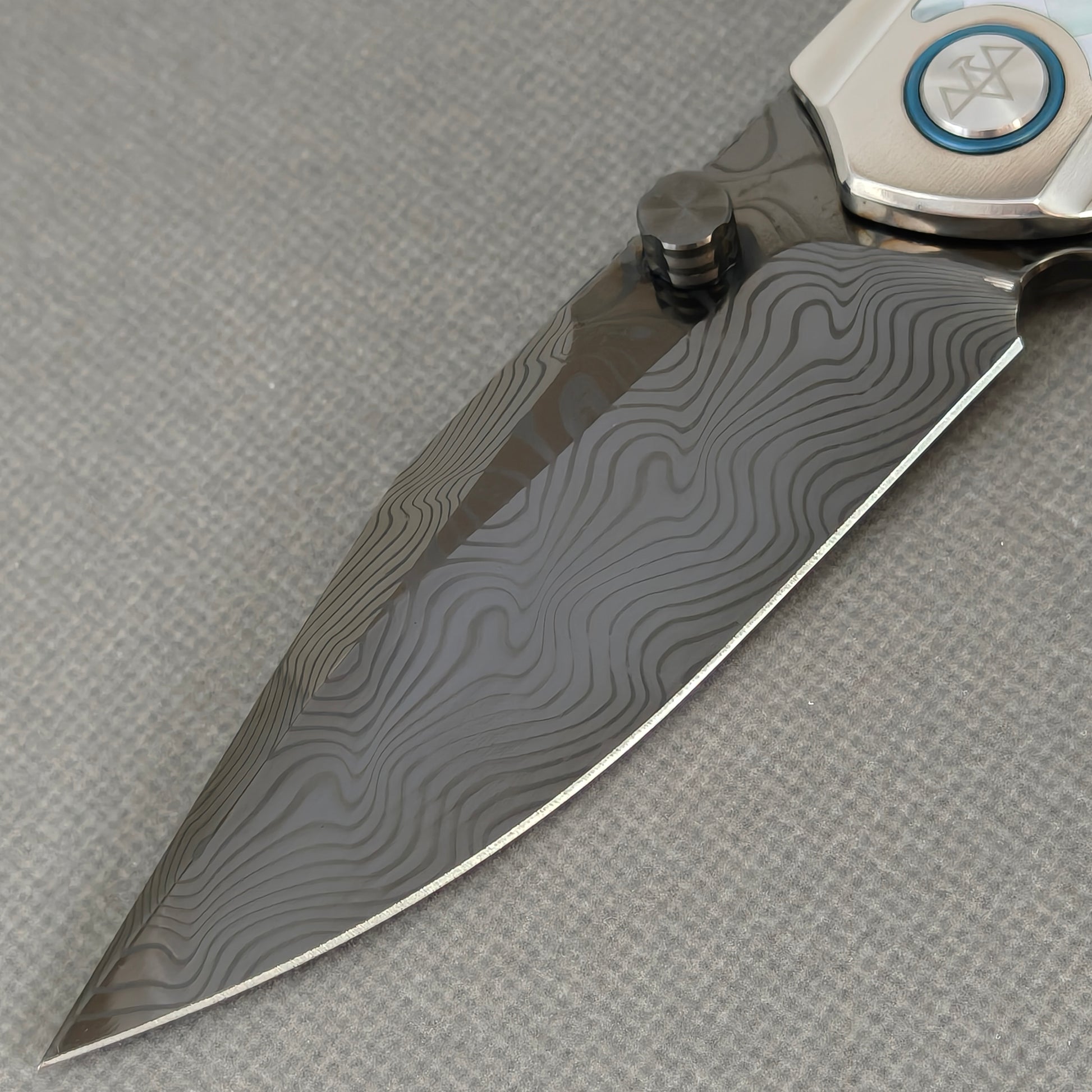 VORIXN KB104 Ocean Mirage Folding Knife – blade detail showing DLC-coated Damascus steel pattern and edge
