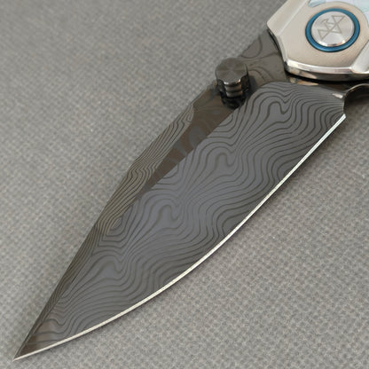 VORIXN KB104 Ocean Mirage Folding Knife – blade detail showing DLC-coated Damascus steel pattern and edge