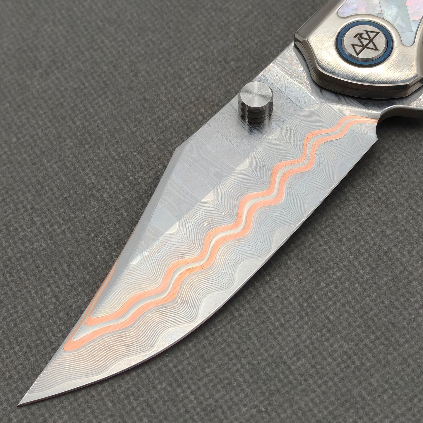 VORIXN KB068 non-clip side blade detail showing the Cu-Mai blade pattern.