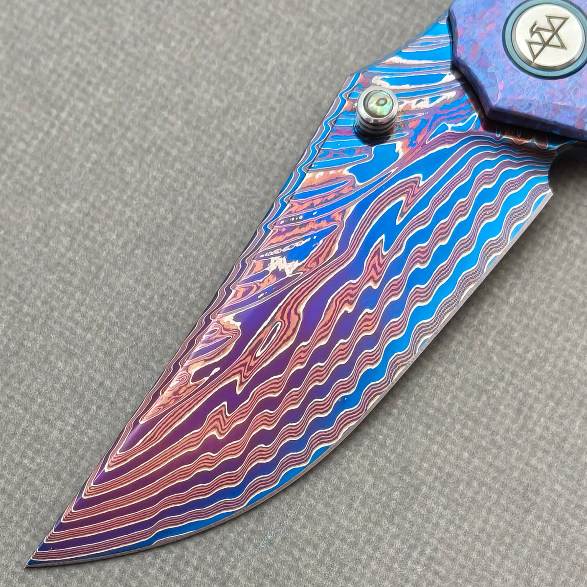 VORIXN Rimeflare KB132 Folding Knife – blade detail showing Damascus steel pattern and edge.