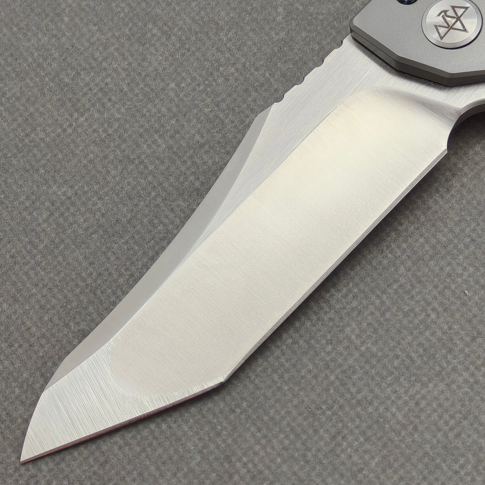 VORIXN Carbon Crest KB003 Folding Knife – blade detail showing 10Cr15CoMoV steel and edge
