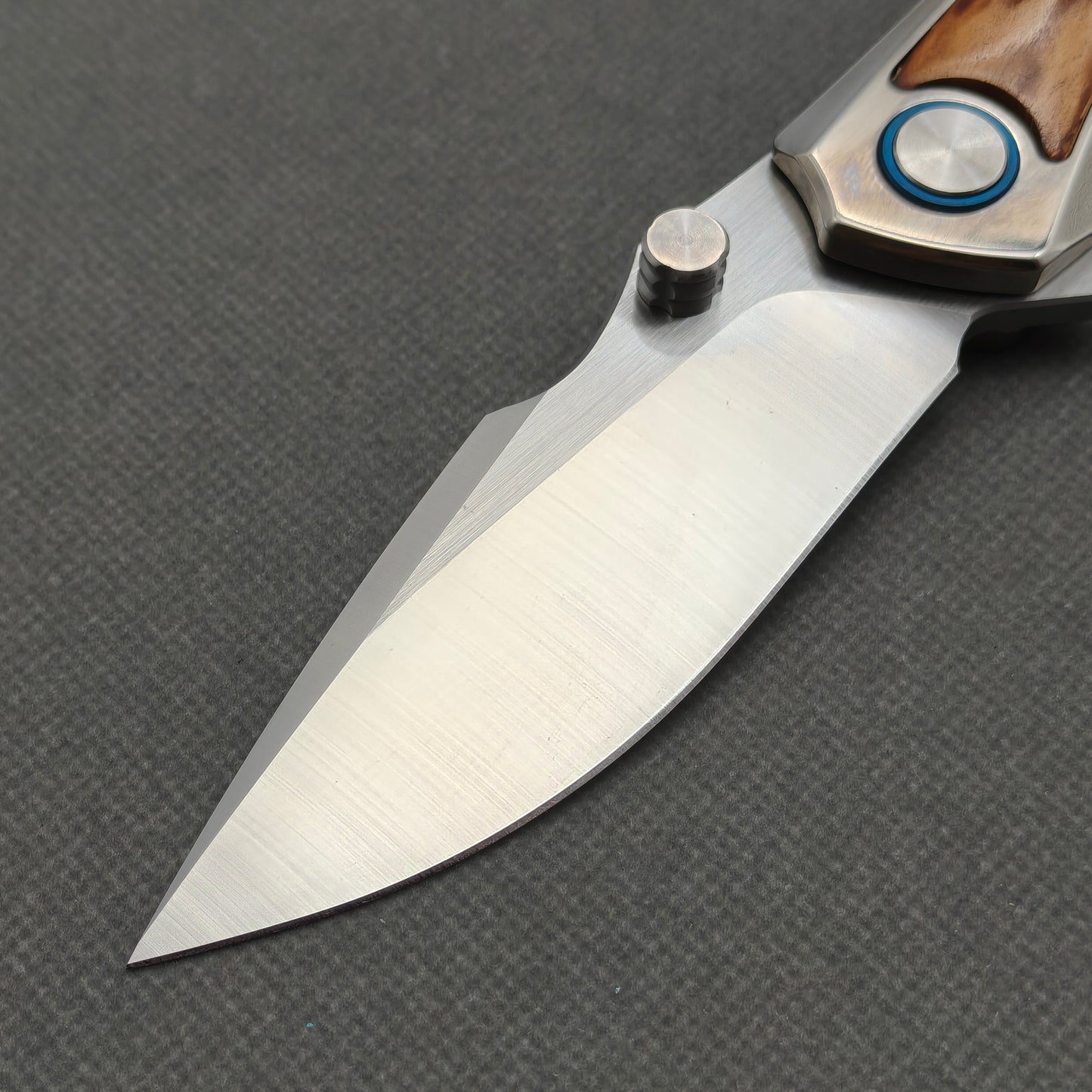 VORIXN KB043 non-clip side blade detail showing the 10Cr15CoMoV blade.