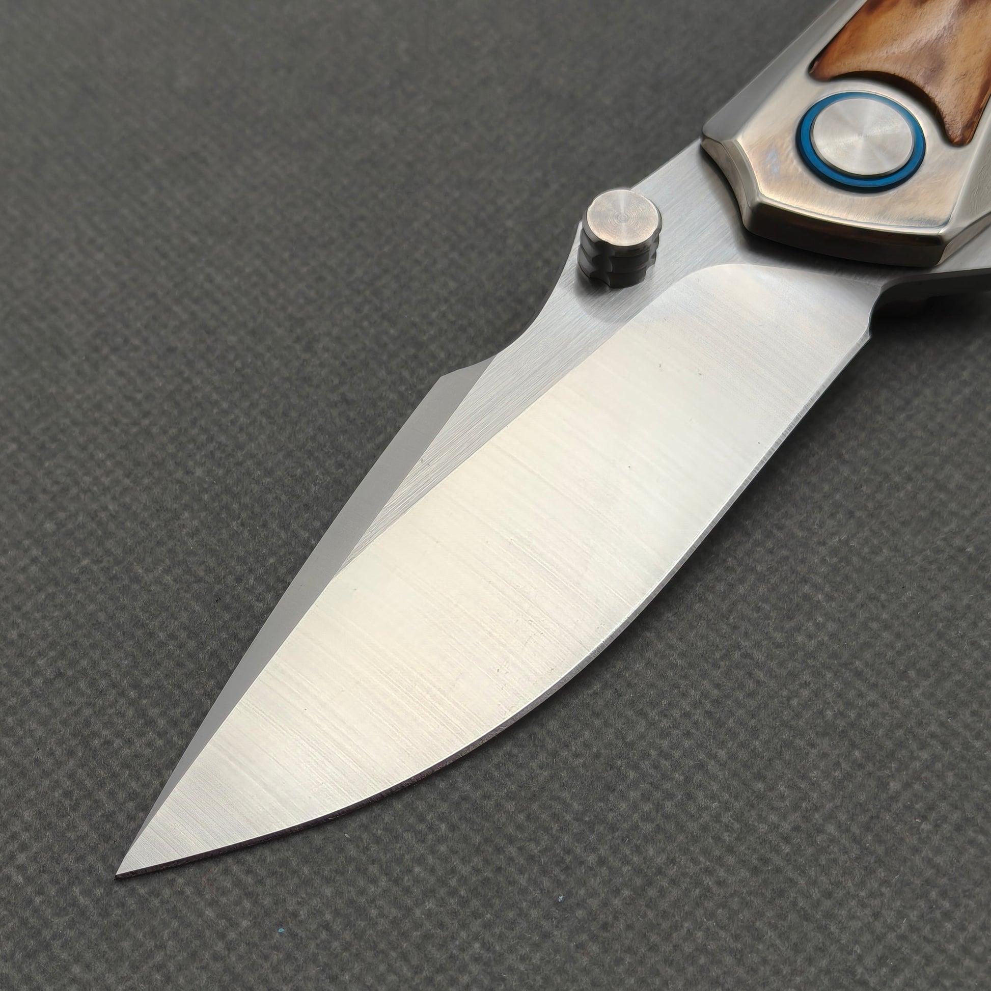 VORIXN KB043 non-clip side blade detail showing the 10Cr15CoMoV blade.