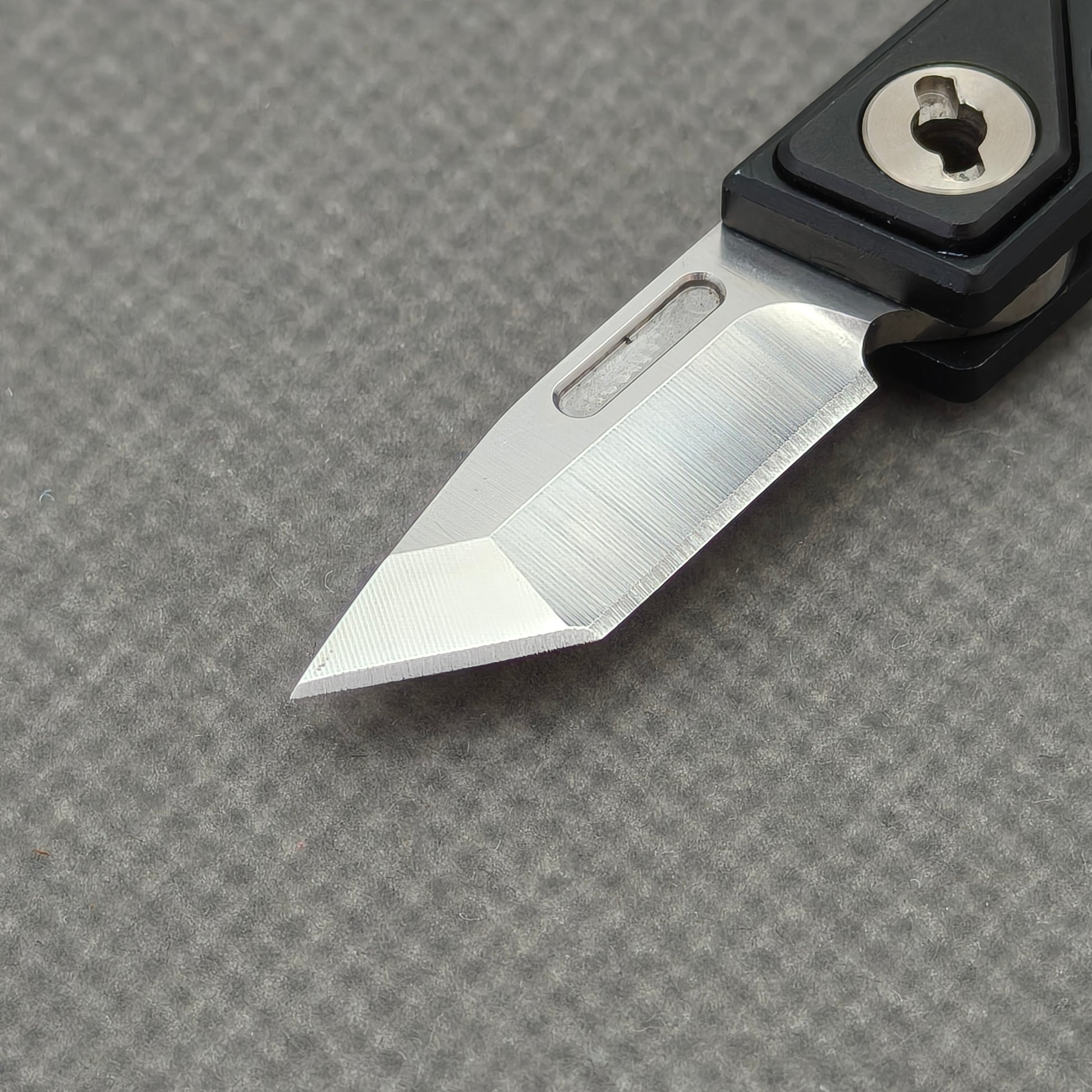 VORIXN NA001 Super Tiny Folding Knife – blade detail showing Cr20Mo1V4 steel and edge