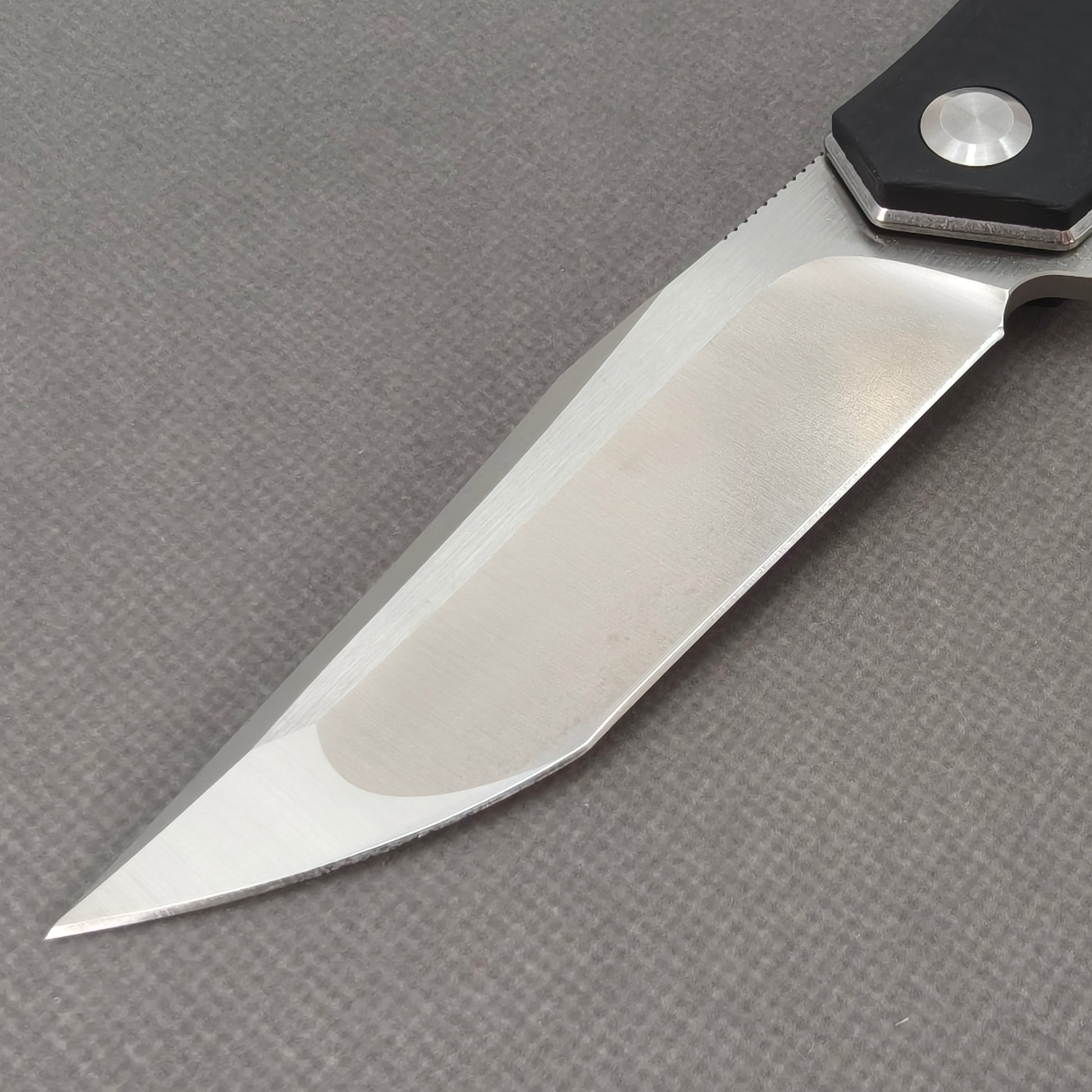 VORIXN KA006 non-clip side blade detail showing the 9Cr13 blade.