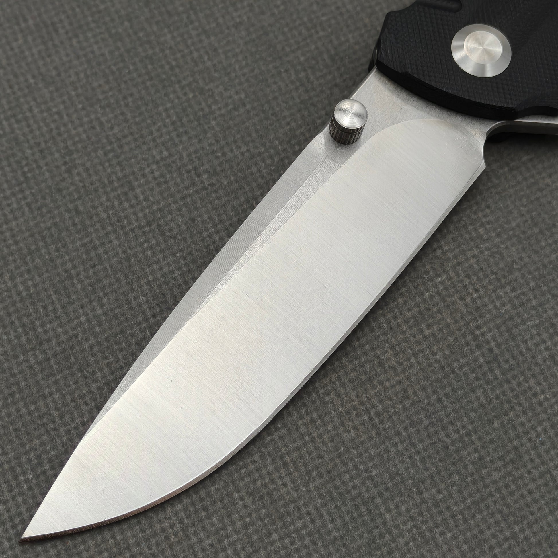 VORIXN KA001 non-clip side blade detail showing the 9Cr13 blade.