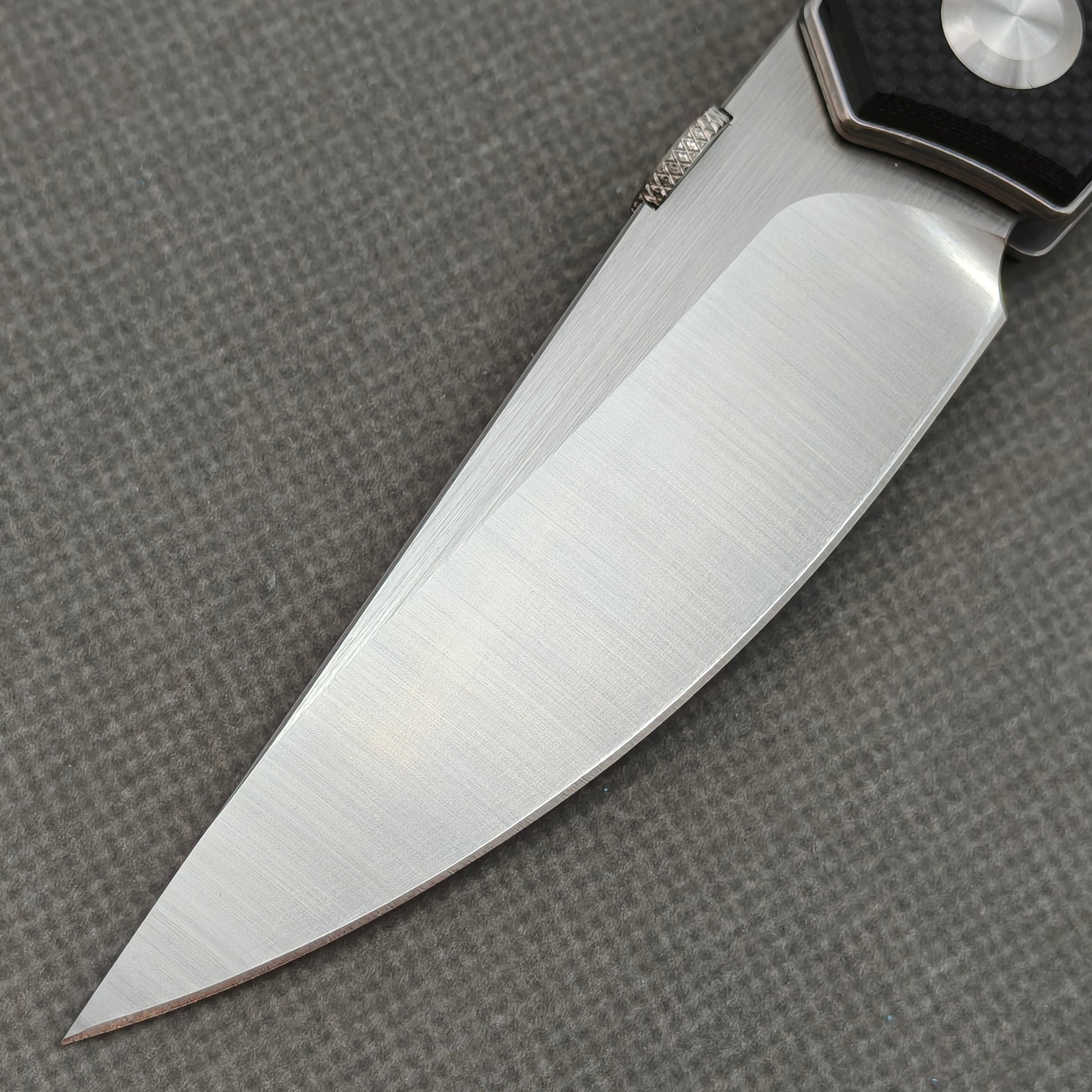 VORIXN KA003 non-clip side blade detail showing the 9Cr13 blade.