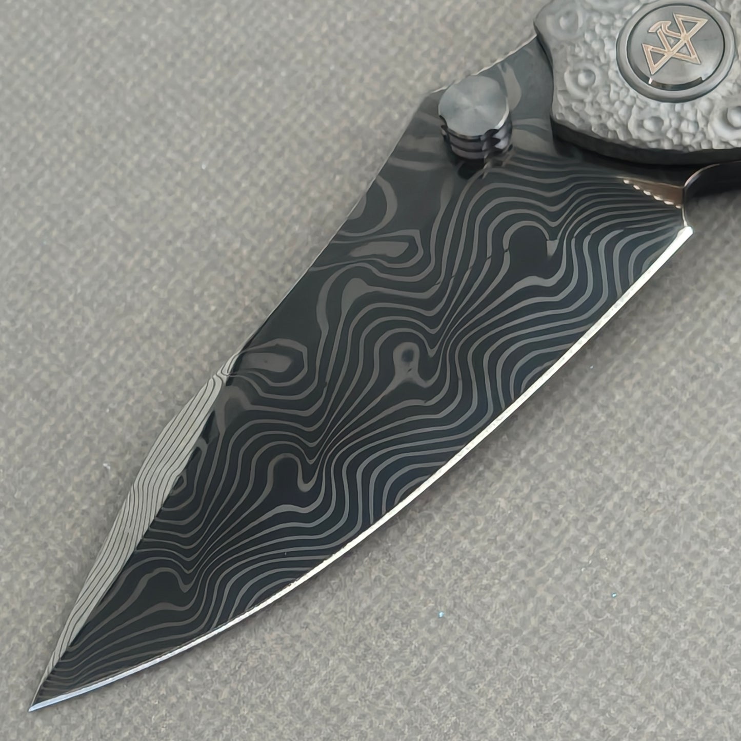 VORIXN Prism KB129 Folding Knife – blade detail showing Damascus steel pattern and edge