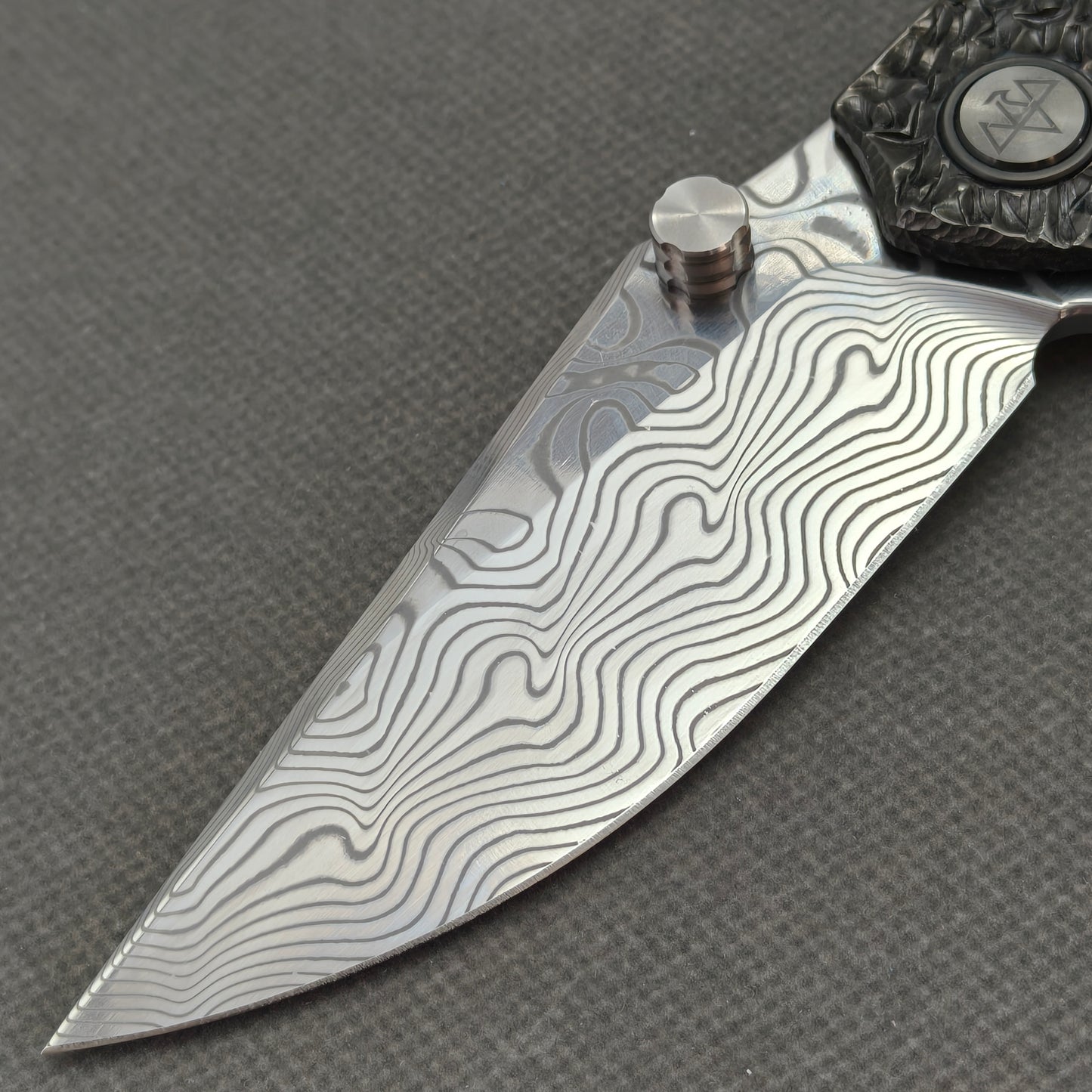 VORIXN "Blackscale" Flipper & Daumenpin-Messer, handgeschnitzter & DLC-beschichteter Titan-Griff (9,1 cm Damastklinge) KB088