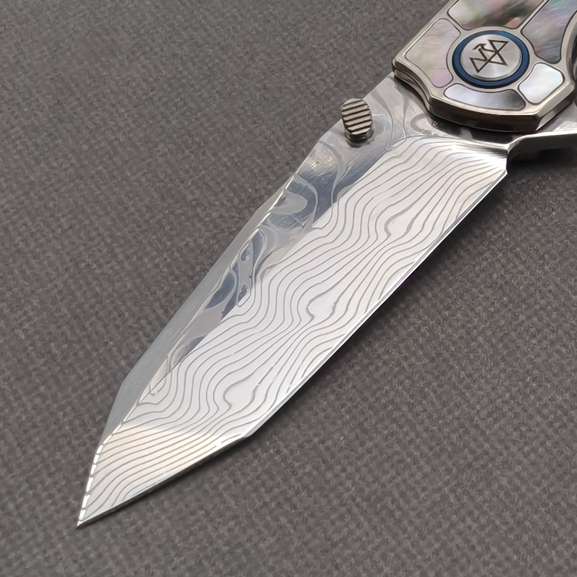 VORIXN KB059 non-clip side blade detail showing the Damascus blade pattern.