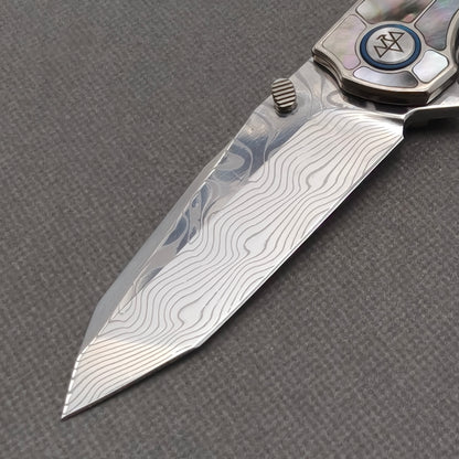 VORIXN KB059 non-clip side blade detail showing the Damascus blade pattern.